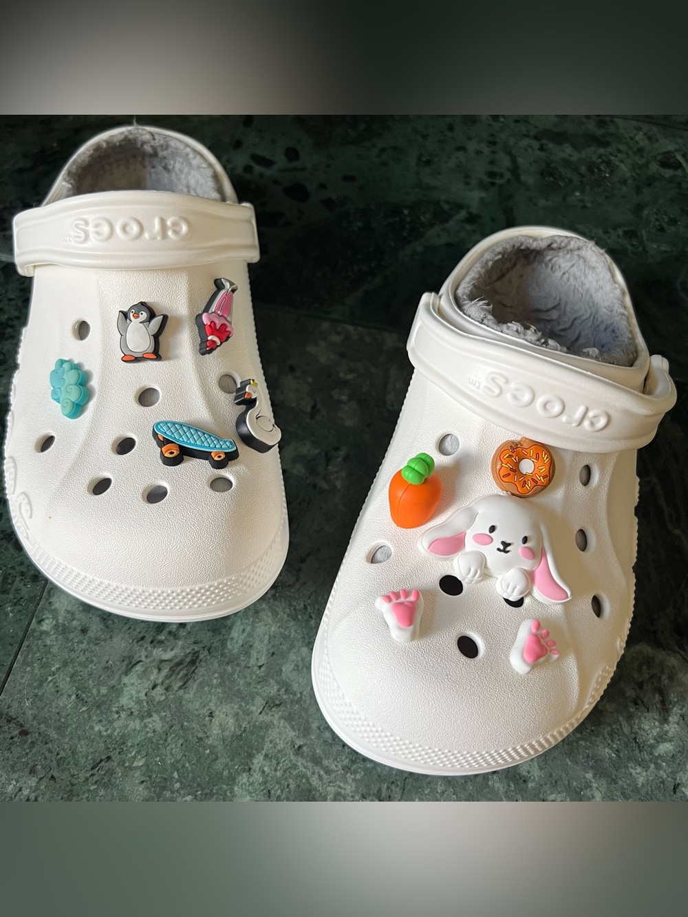 CROCS White Classic Clog with Bunny, Donut & Carrot 10 Jibbitz Charms. EUC